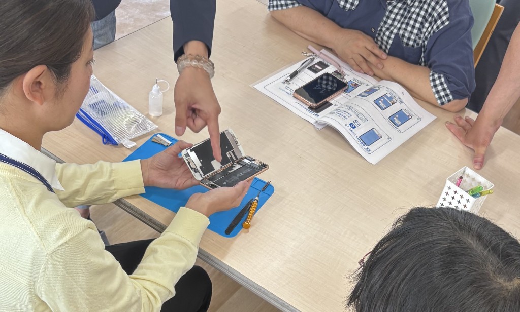 スマホ修理体験で端末を確認している様子
